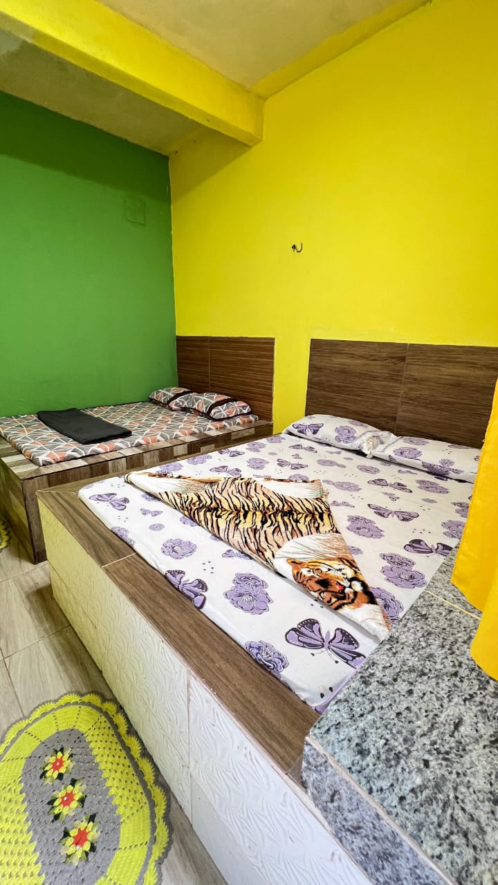 Quarto Duplo Amarelo/Verde — Pousada Tia Neguinha